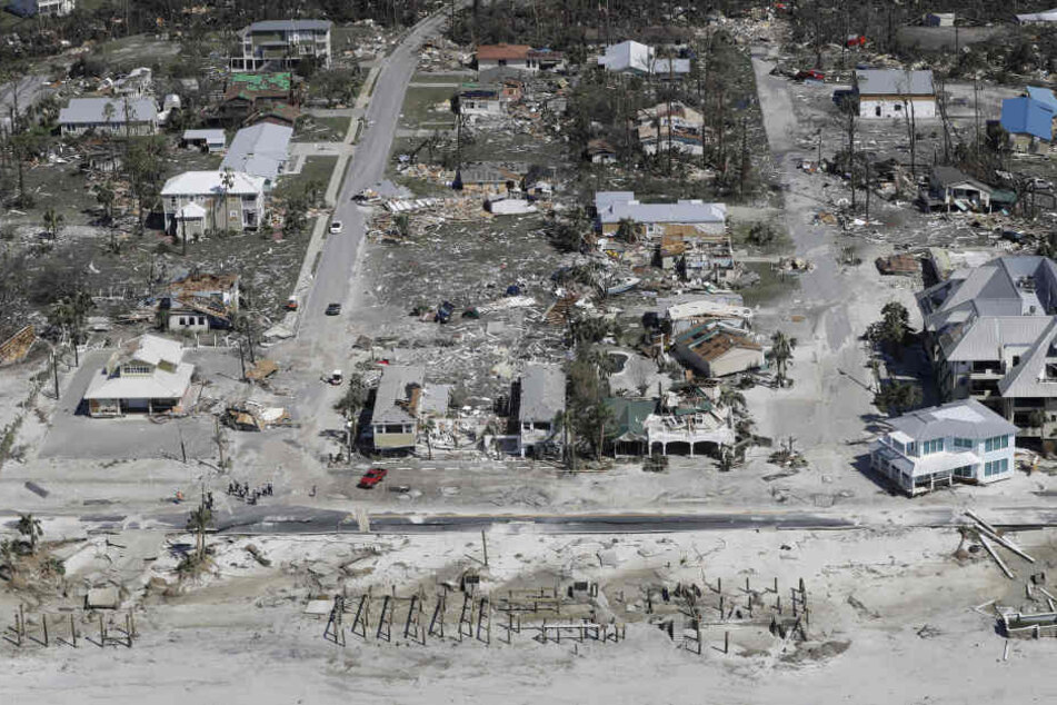 Zahlreiche Häuser liegen zerstört an den Straßen des Küstenortes Mexico Beach.