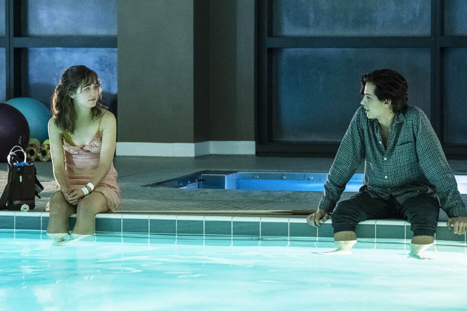 Stella Grant (l., Haley Lu Richardson) und Will Newman (Cole Sprouse) verbindet nicht nur die Stoffwechselerkrankung Mukoviszidose.