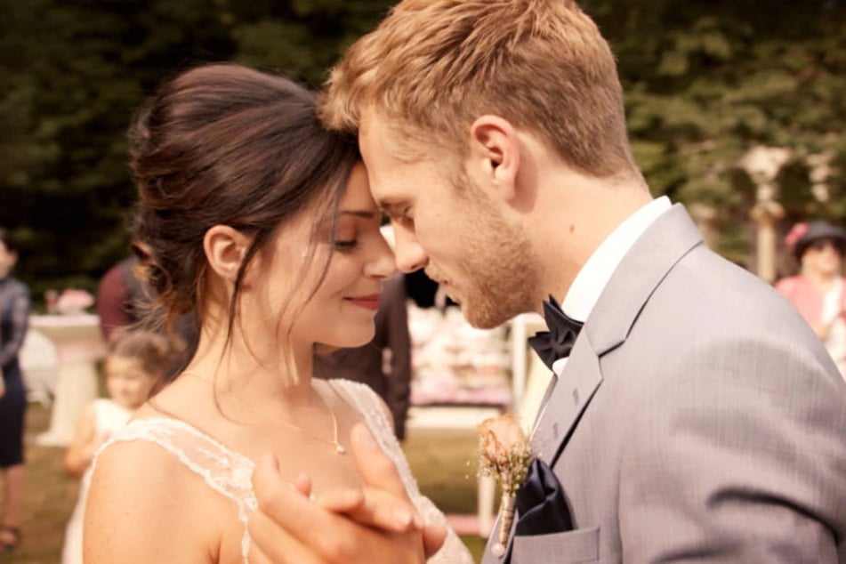 Paul bittet zum Hochzeitstanz.