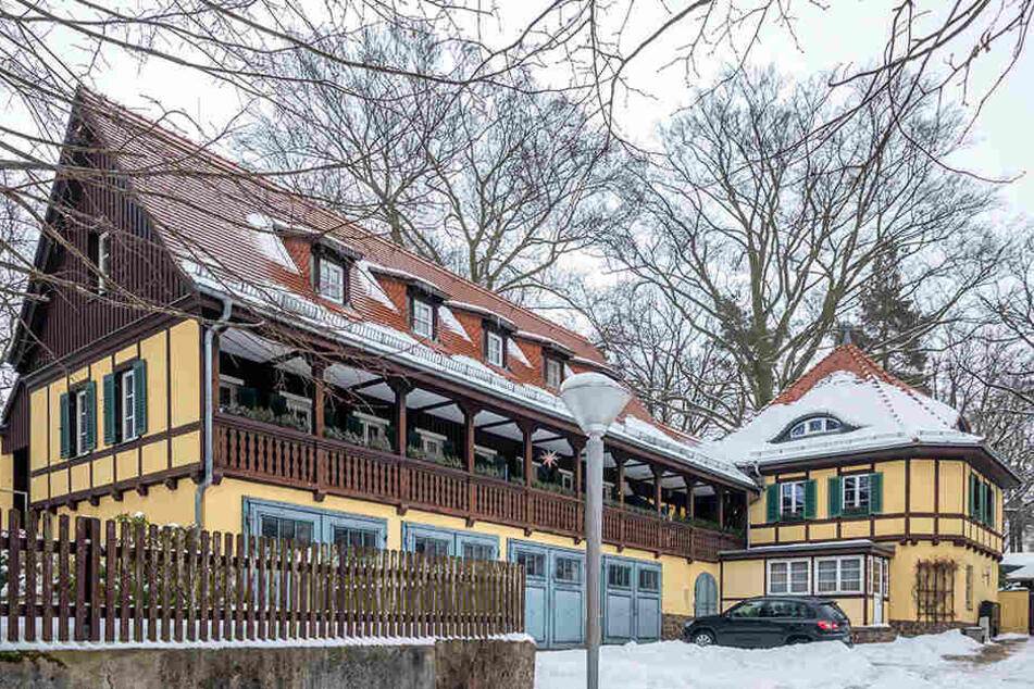 Das alte Fachwerkhaus am Ende der Malerstraße in Loschwitz war einst das
Verwaltungsgebäude des Weidner-Sanatoriums. Hier lebt der Rentner neben zwei
anderen Mietparteien.