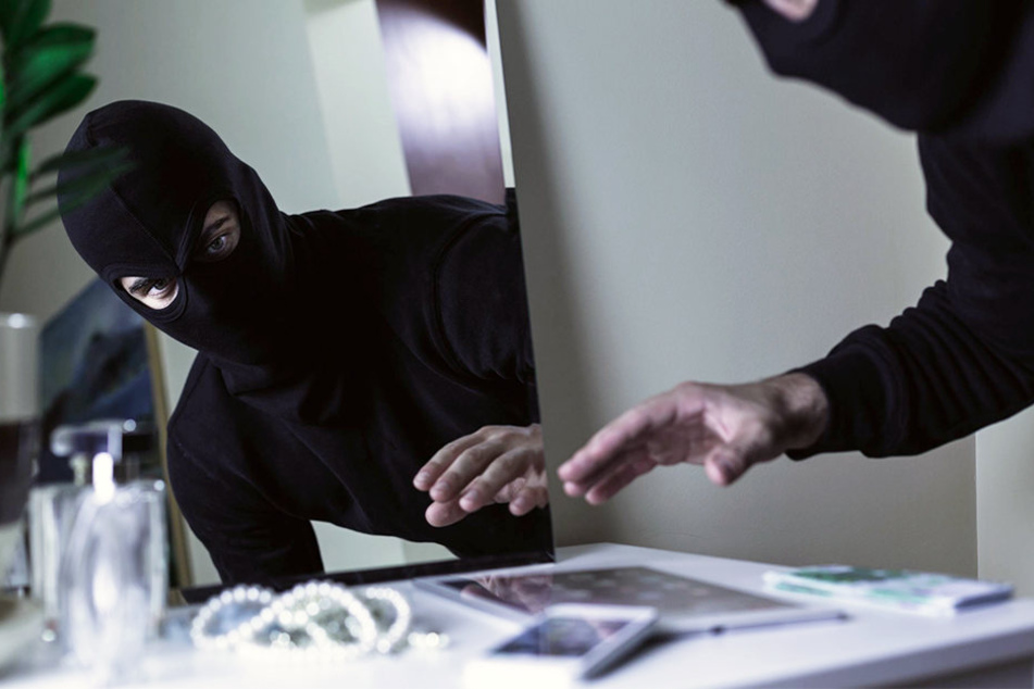 Das Duo soll es vor allem auf Wertsachen wie Schmuck abgesehen haben. (Symbolbild)