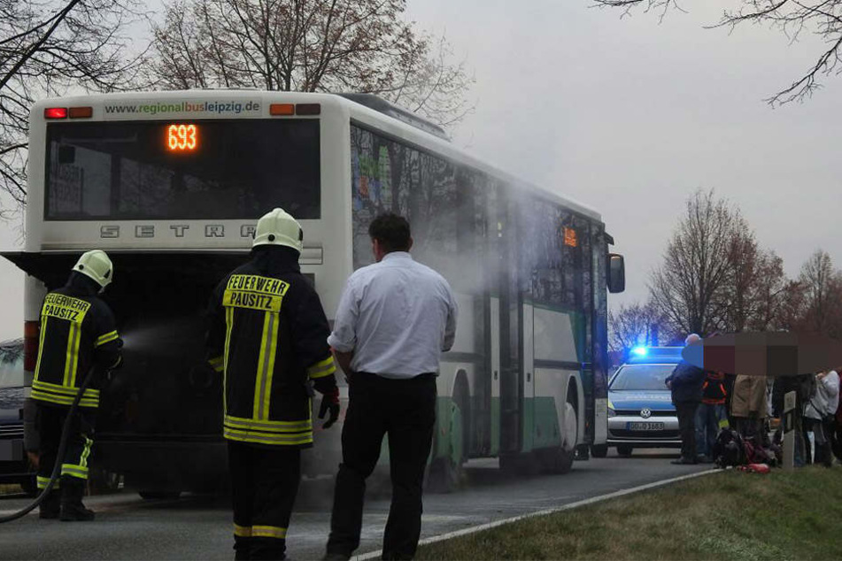 Rund 20 Fahrgästen konnten vom Busfahrer (vorn) in Sicherheit gebracht werden.