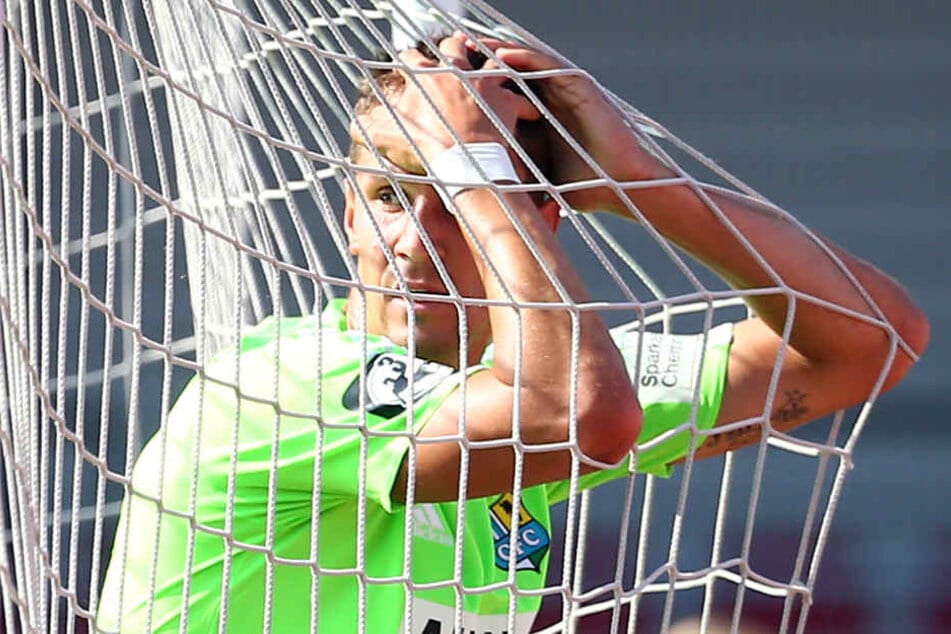 Tim Danneberg im Netz - aber nicht der Ball. Das wäre beser gewesen. Bei der
Fortuna traf Chemnitz erneut nicht.