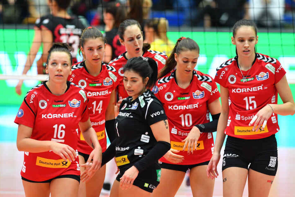 Enttäuschung pur nach dem 0:3 - Katharina Schwabe (l.) und Co. verließen mit gesenktem Kopf das Parkett.