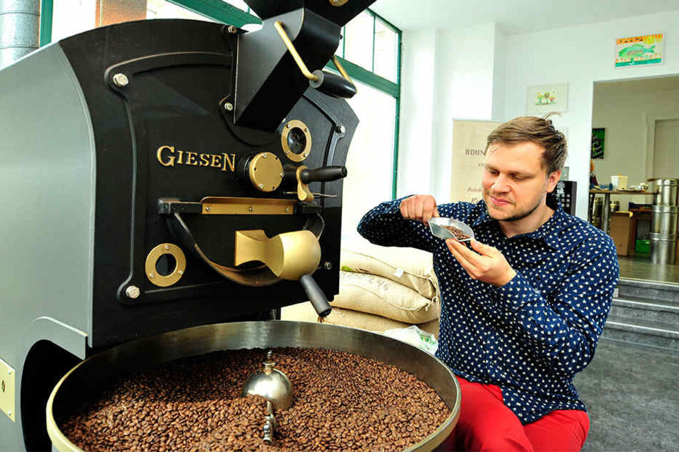 Bohnenmeister Matthias Dallinger (33) entwickelt die verschiedenen
Kaffee-Arten auf traditionelle Weise.