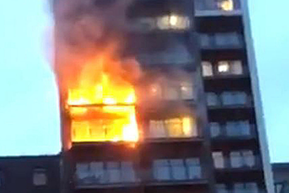 Man sei mit rund einem Dutzend Fahrzeugen vor Ort, hieß es außerdem von Manchester Fire.