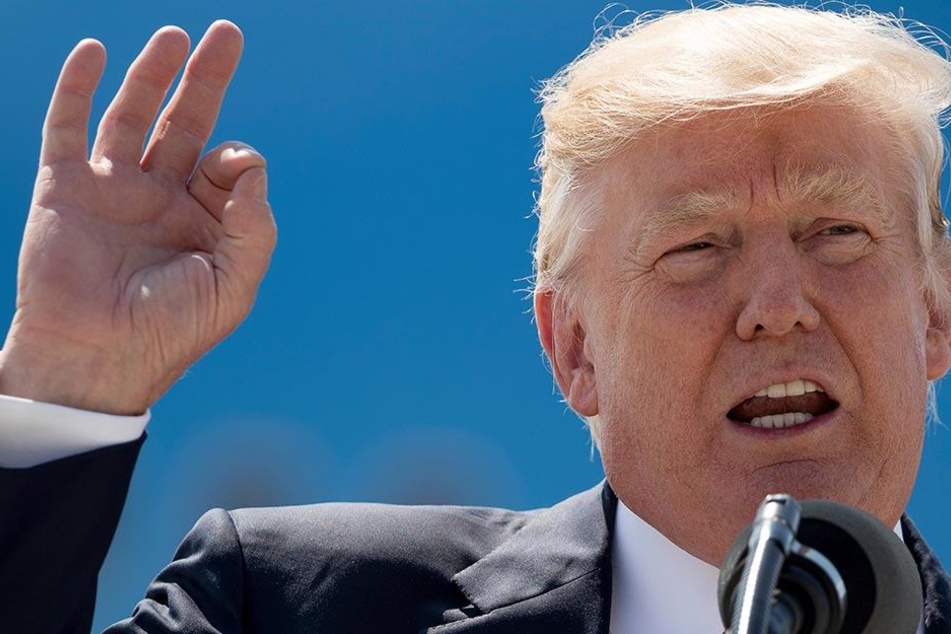US-Präsident Donald Trump spricht am 13.06.2017 in Milwaukee, Wisconsin, USA, vor der Air Force One über Gesundheitsversorgung.