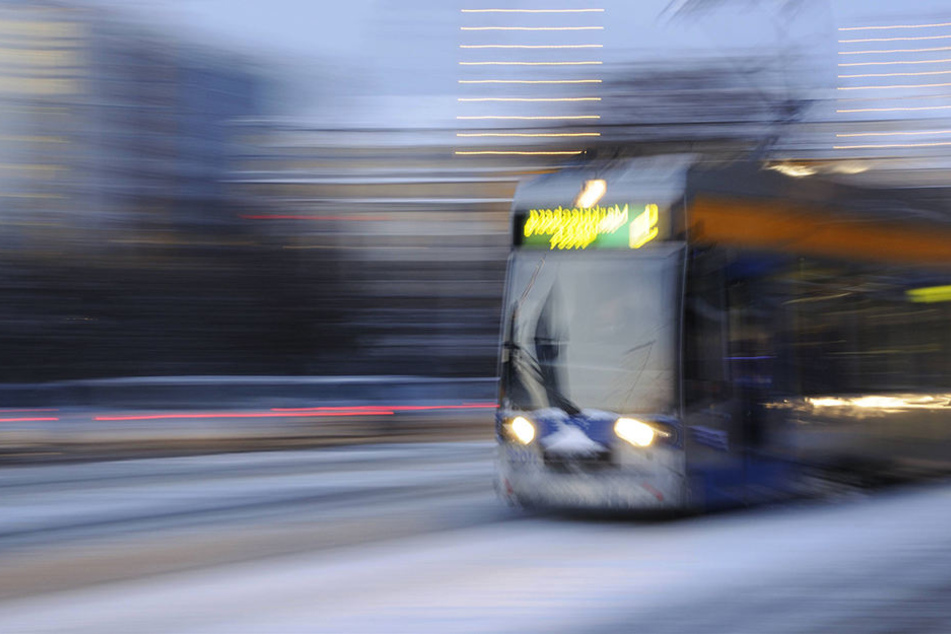 In einer Straßenbahn benahmen sich am Sonntagabend zwei Männer völlig daneben. (Symbolbild)