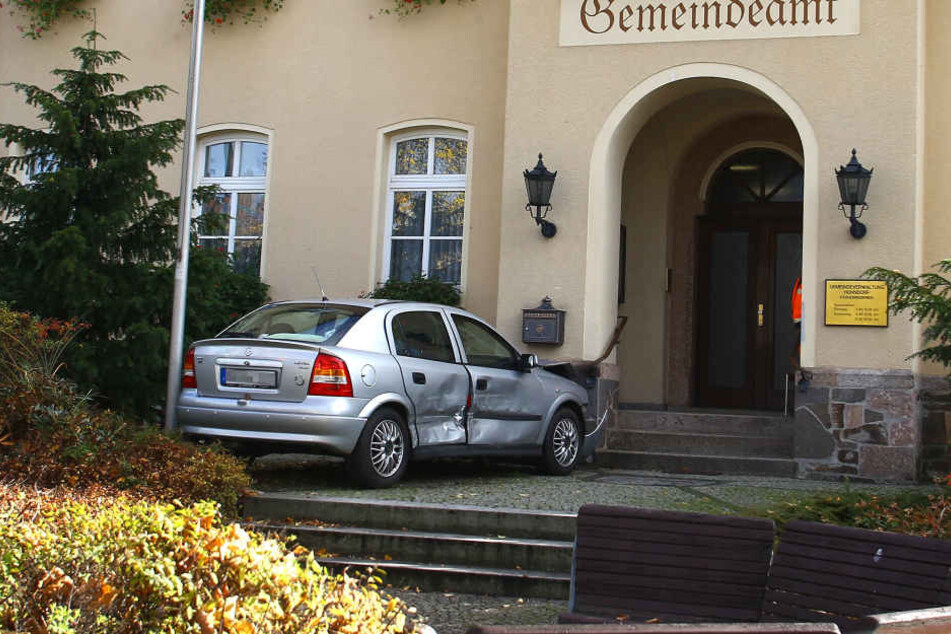 Der Opel flog über die Treppen und landete neben dem Eingang.
