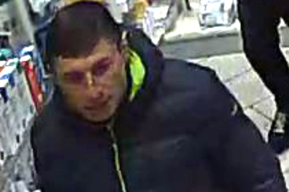 Dieser Mann soll einer von vier gewesen sein, der in der Apotheke gestohlen hat.