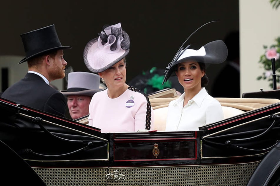 An der Seite von Prinz Harry und Gräfin Sophie von Wessex feierte Herzogin Meghan ihre Premiere beim Pferderennen in Ascot.