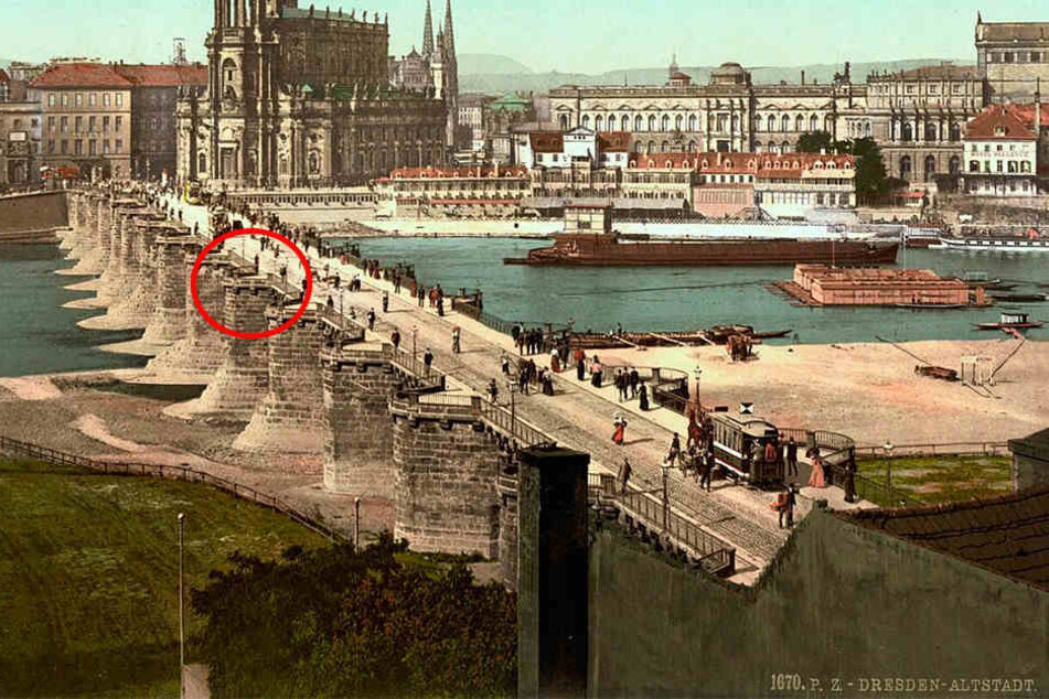 Die alte Augustusbrücke. Die Brücke wurde ab 1907 abgerissen, weil sie für den modernen Verkehr zu klein war.