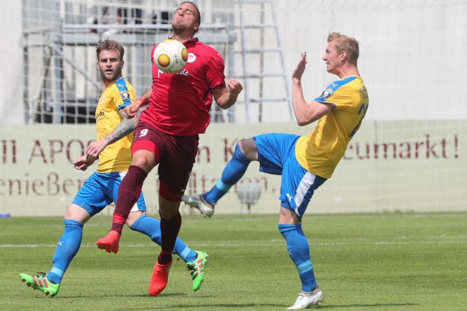 David Janßen (rotes Trikot) und Sören Eismann kämpfen um den Ball.