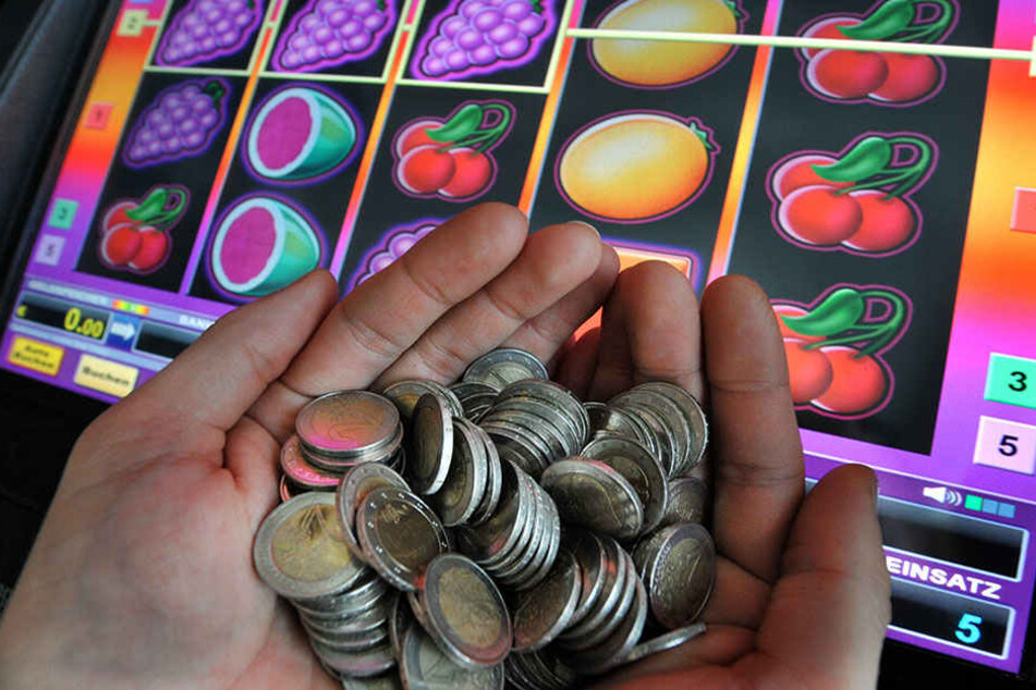 Der Angestellte übergab dem Täter das geforderte Bargeld. (Symbolbild)
