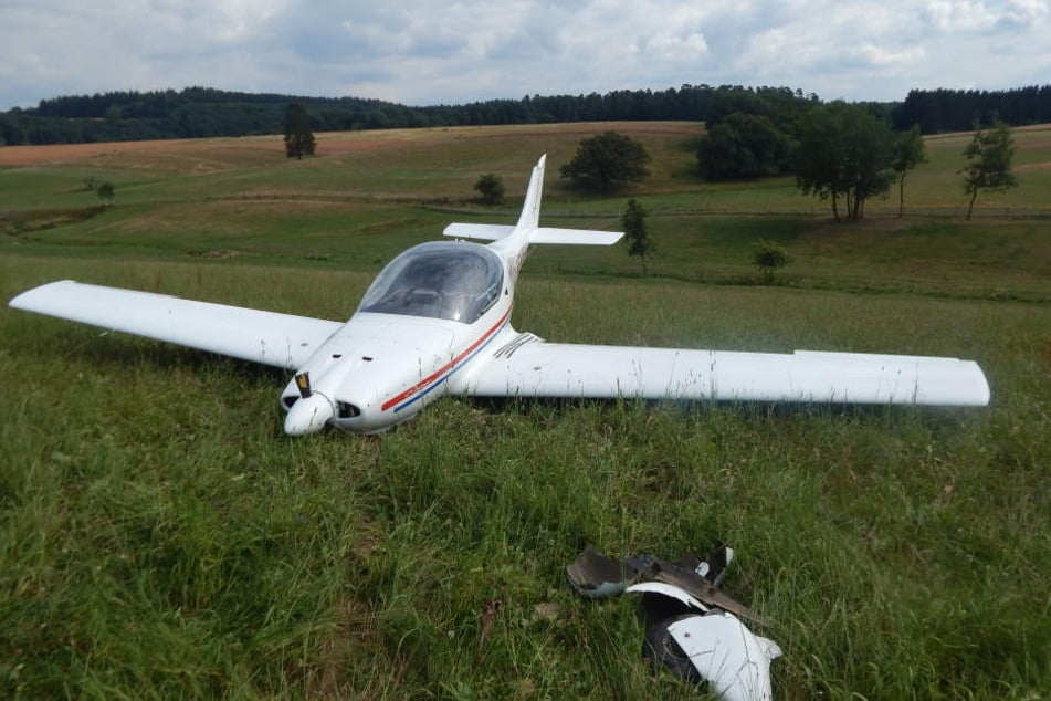 Der Pilot landete das Flugzeug sicher.