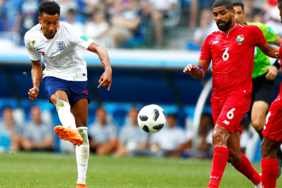 Das schönste Tor des Spiels: Jesse Lingard (l.) erzielte mit einem herrlichen Schlenker das zwischenzeitliche 3:0 für England. Panamas Gabriel Gómez (M.) und Fidel Escobar (l.) können nicht mehr entscheidend eingreifen.