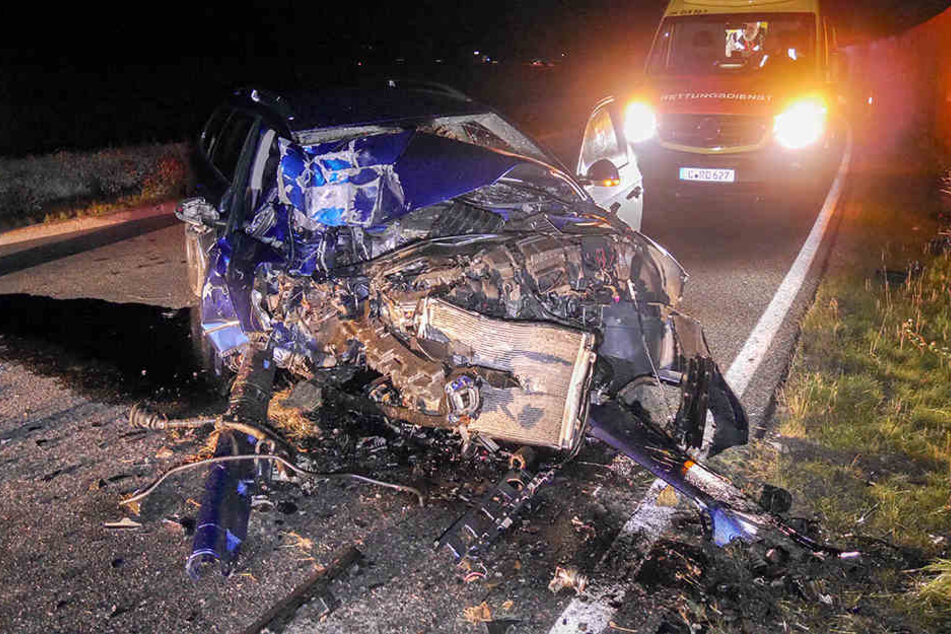 Der Aufprall war so heftig, dass der VW auf die Straße zurück geschleudert wurde.