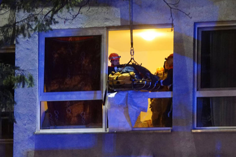Mit einer Spezialtrage wurde der Tote durch das Fenster gehoben.