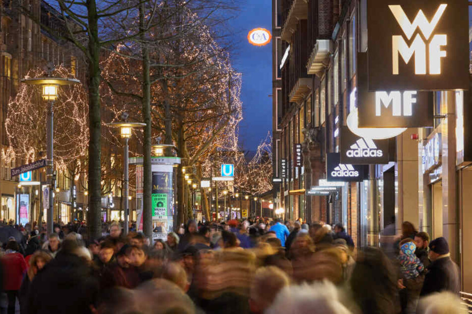 Die Mönckebergstraße ist vor Weihnachten voll mit Besuchern.