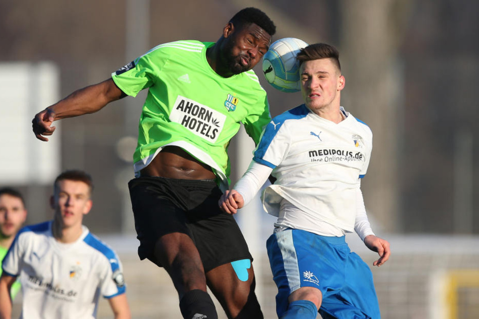 Emmanuel Mbende (CFC9 versucht den Kopfball zu erreichen.