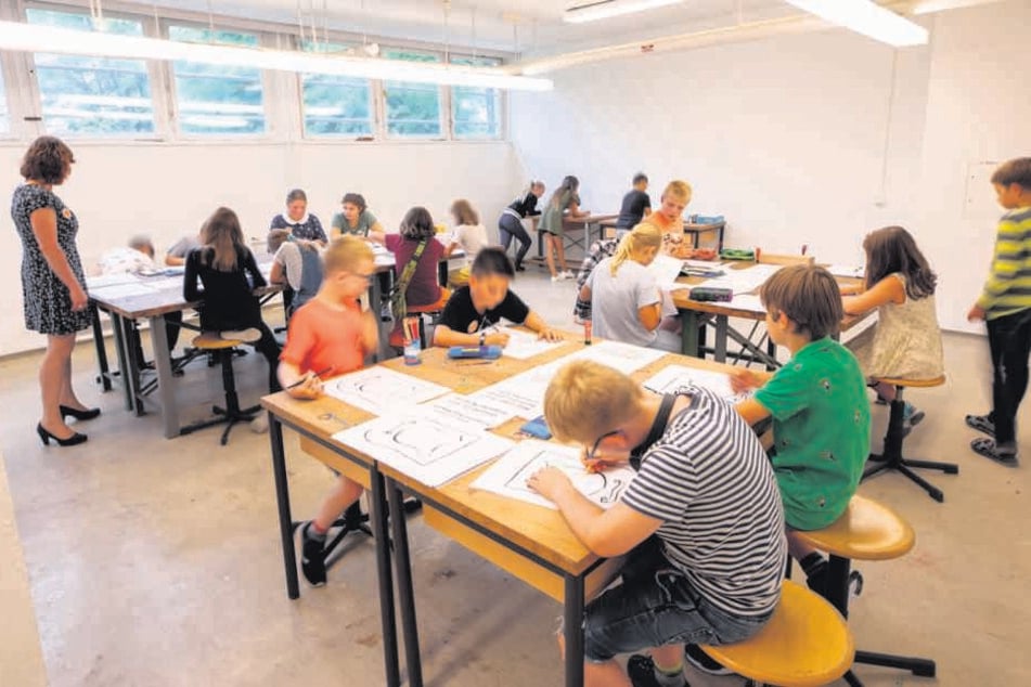 Ein "Gruppenraum", in dem Schüler vier unterschiedlichen "Projekten" nachgehen, betreut von einer "Lernbegleiterin".