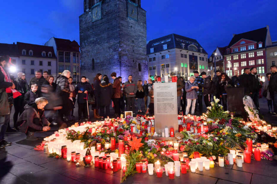 Etliche Menschen versammelten sich am Donnerstagabend zu einer Gedenkveranstaltung.