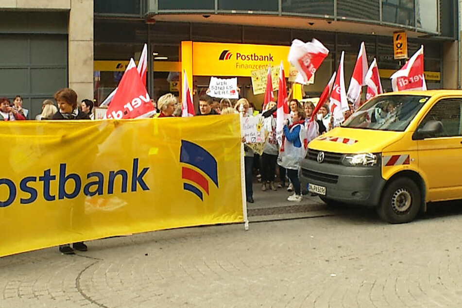 Die Protestierenden trafen sich am Freitagmorgen vor der Postbank-Filiale Am Brühl.
