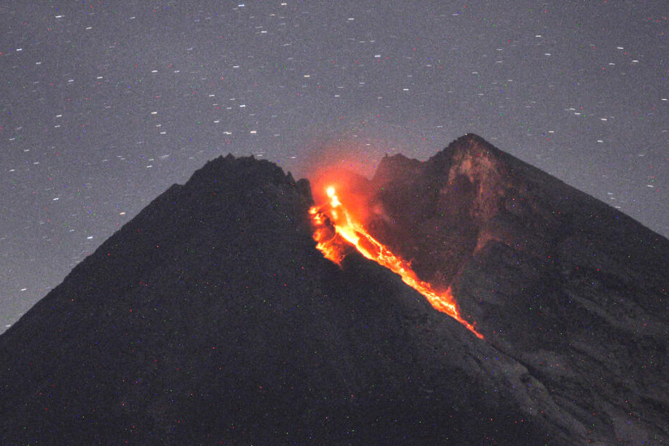 Der Vulkan speit magmatisches Gestein aus (Archivbild).