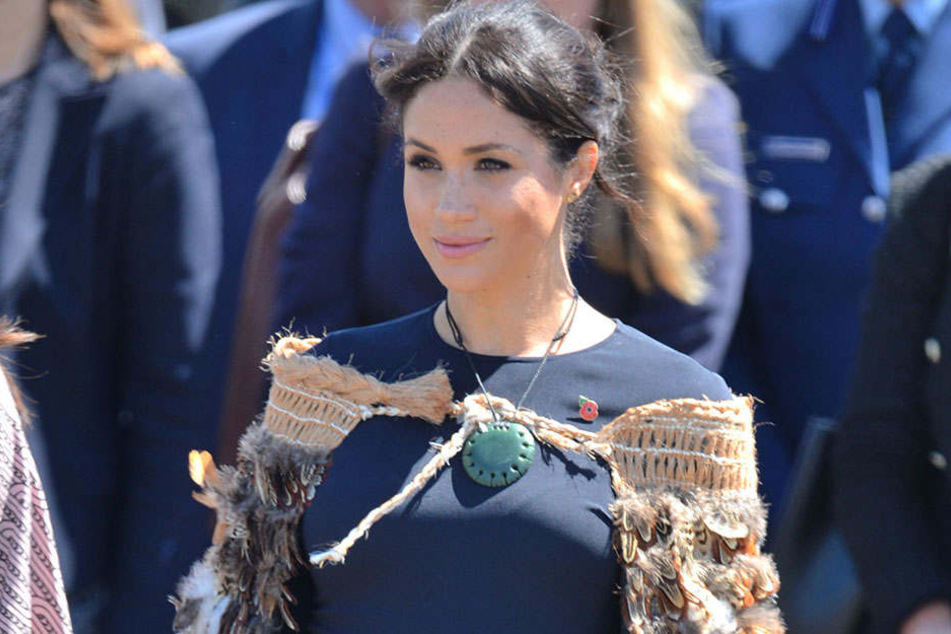 Im Korowai, dem traditionellen Umhang der Maori, macht Meghan eine gute Figur.