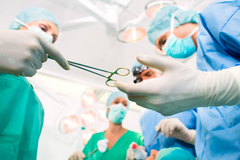 Im Krankenhaus musste der lebensgefährlich verletzte Mann notoperiert werden. (Symbolbild)