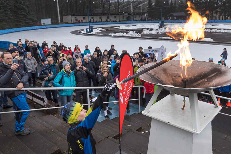 Lasst die Spiele beginnen: Eisschnellläufer Yannik Schuhmacher (11) entzündet das olympische Feuer im Eiszentrum.
