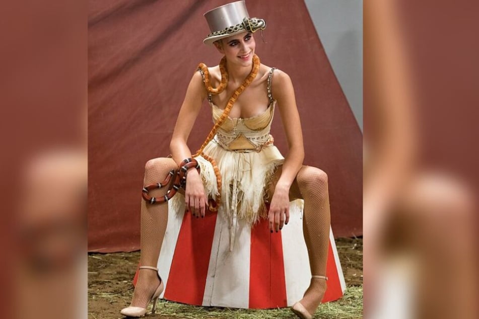 Beim Schlangen-Shooting konnte Justine Heidi nicht überzeugen.