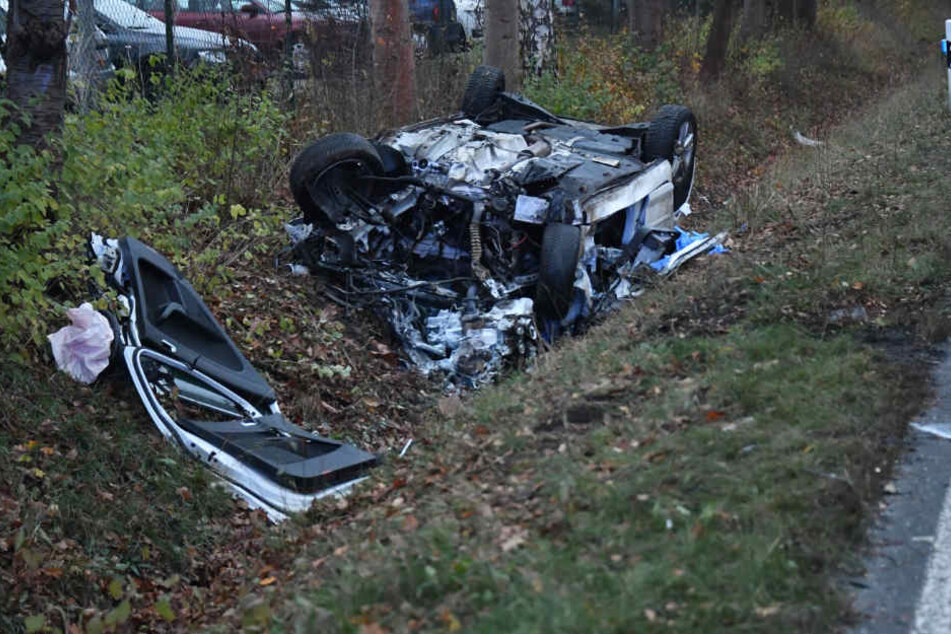 Aus diesem Auto konnte ein Ehepaar nur noch Tod geborgen werden.