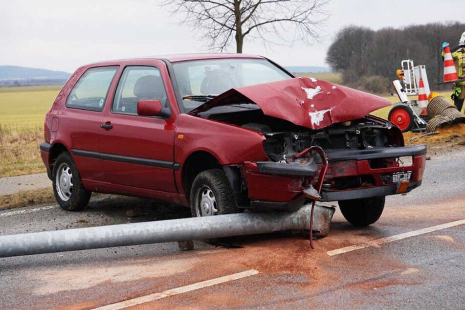 Aus bislang unbekannter Ursache ist eine VW-Fahrerin gegen einen Laternenmast geprallt.