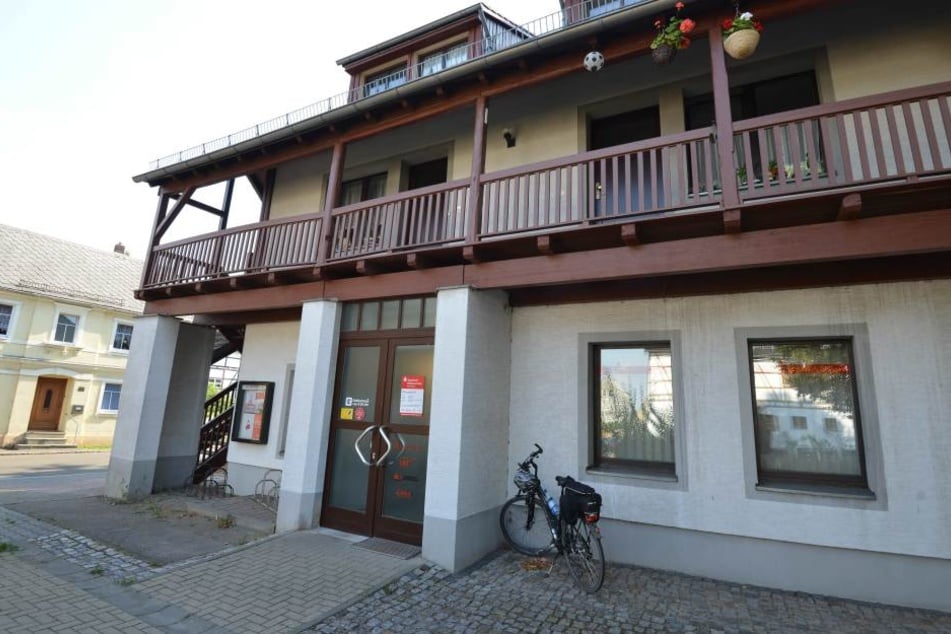 Es handelt sich um diese Sparkassen-Filiale im Striegistaler Ortsteil Marbach.