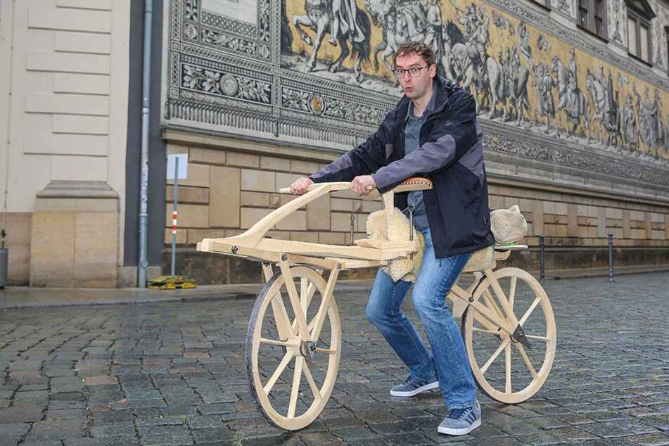 TAG24-Reporter Hermann Tydecks (35) auf einem Nachbau der ersten historischen Laufmaschinen.