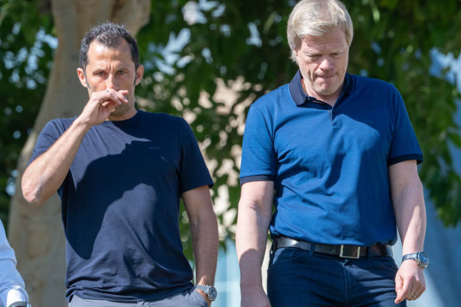 Oliver Kahn (r.) verschafft sich mit Hasan Salihamidzic (l.) in Doha selbst ein Bild.