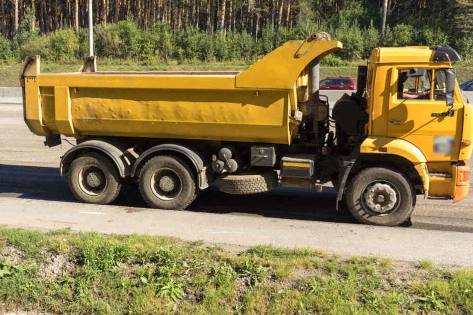 Ein selbstgebauter Pool auf der Lastwagen eines Lkw ist den Männern zum Verhängnis geworden. (Symbolbild)