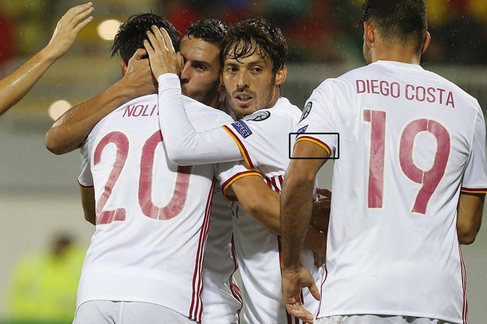 Der Bildbeweis: Piqués Kollegen tragen die spanische Flagge gut sichtbar am Trikotärmel.