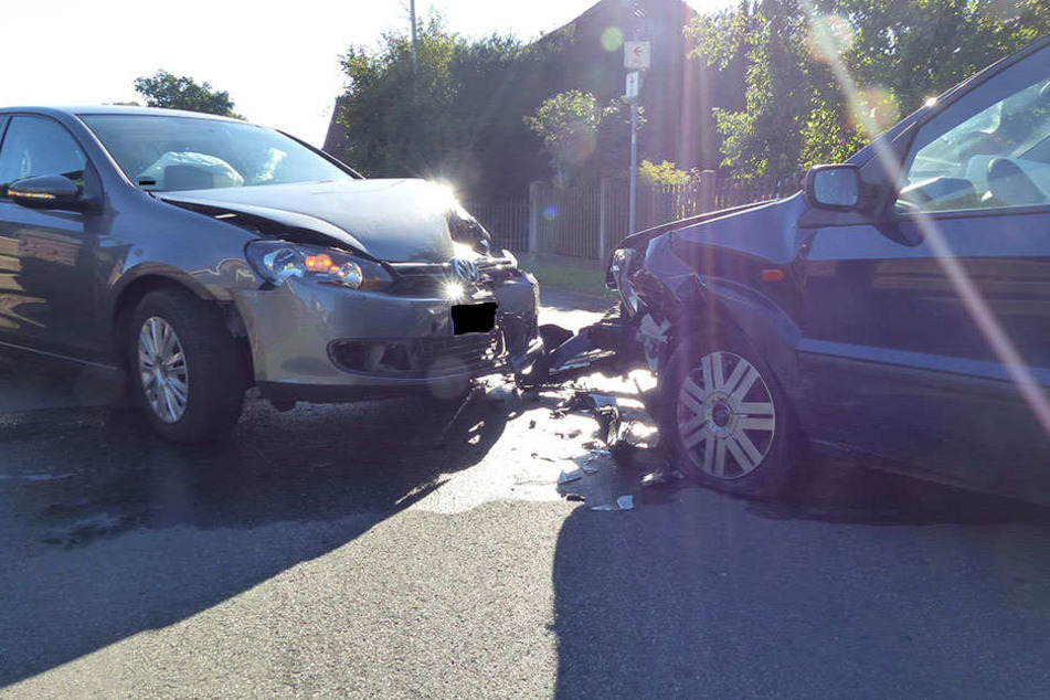 Die beiden Autos prallten frontal aufeinander und waren anschließend nicht mehr fahrtüchtig.