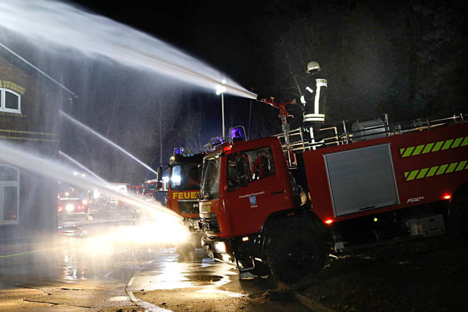Die Feuerwehr ist mit einem Großaufgebot vor Ort.