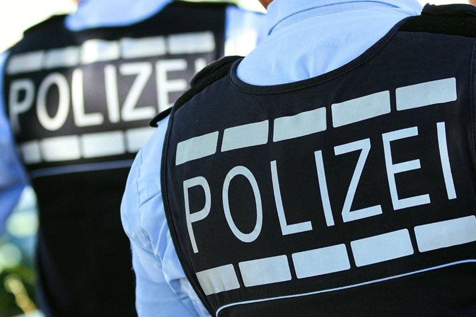 Der verletzte Beamte konnte Verstärkung rufen, die Polizisten fanden dann die Verdächtigen. (Symbolbild)