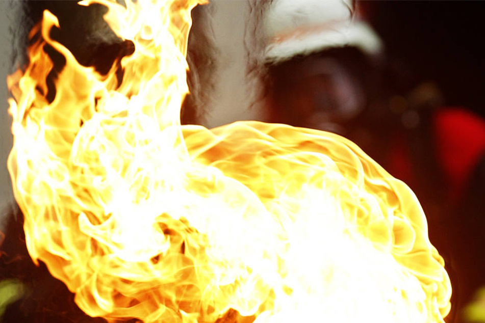 Die Feuerwehr warnt: Wer brennendes Fett mit Wasser löschen will, der erzeugt eine Stichflamme!