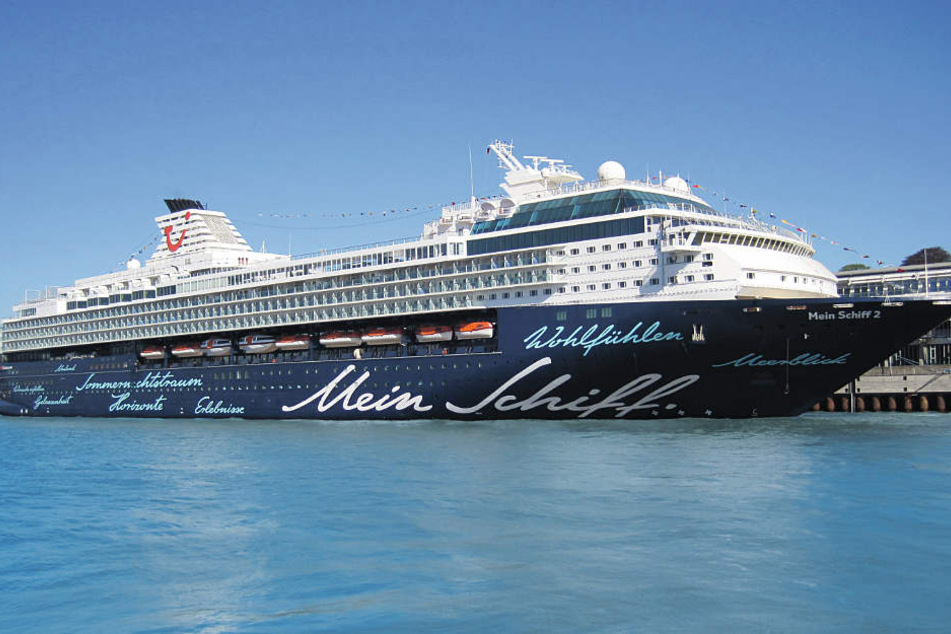 Ihr fahrt mit der Mein Schiff 2, dem Herzstück der Flotte.