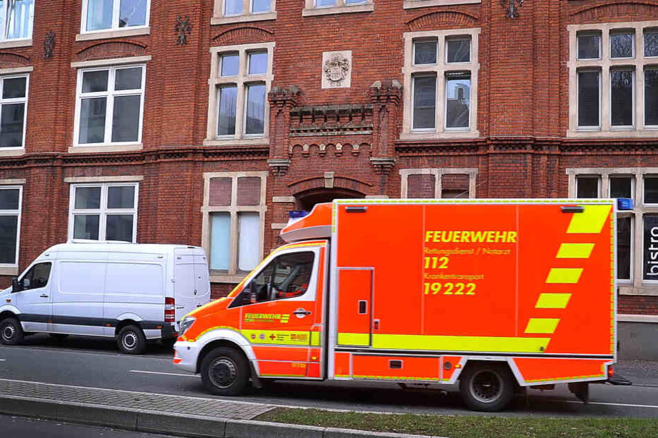 Ein Rettungswagen steht vor den Räumen des Bezirkssozialdienstes in Wuppertal.