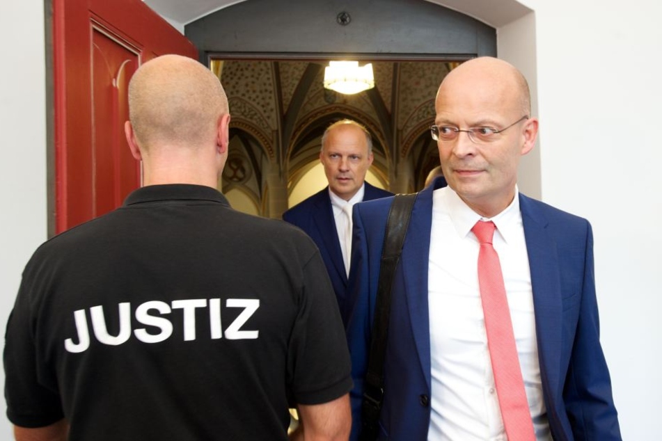Im Fall der Untreue-Vorwürfe gegen Halles Oberbürgermeister Bernd Wiegand (r., parteilos) ist eine Entscheidung gefallen.