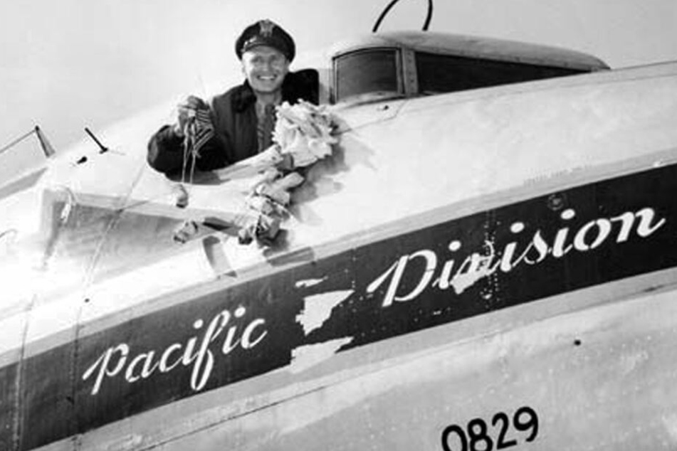 Das Foto zeigt einen amerikanischen Piloten, der 1948 in Frankfurt einen "Candy drop" andeutet.