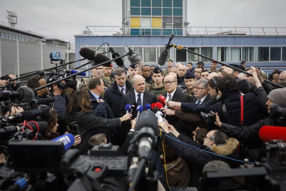 In einer Pressekonferenz am Samstagnachmittag beantworteten Regierungsvertreter die Fragen der Journalisten.