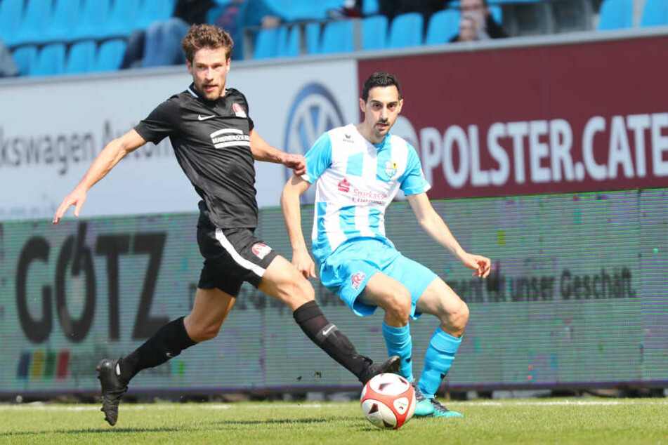 Leon Hellwig (l.) im Zweikampf mit Rafael Garcia.