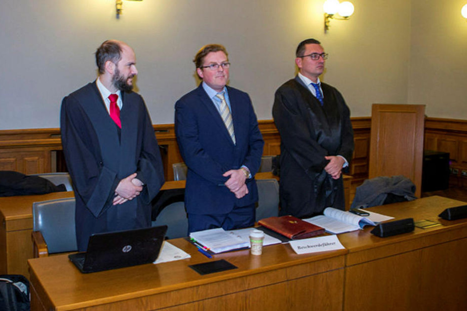 Der Beschwerdeführer: AfD-Politiker Arvid Immo Samtleben, flankiert von seinen Anwälten Martin Kohlmann (l.) und Dubravko Mandic (r.).